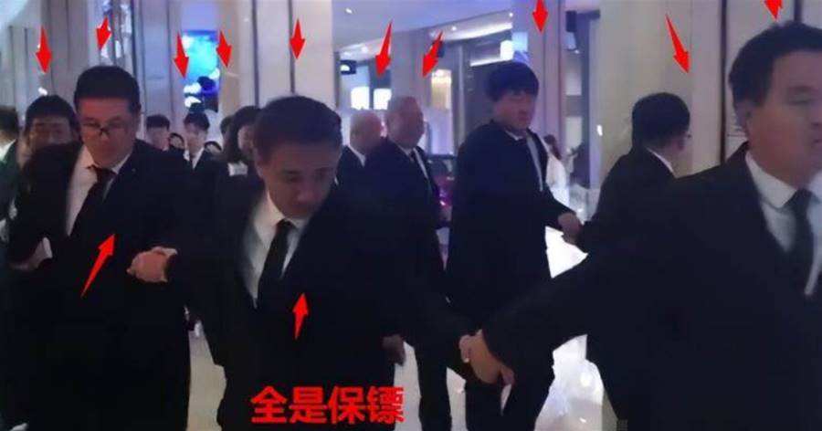 浴缸陪睡、助理手接口水、跪地伺候穿鞋，這些明星哪來的優越感？